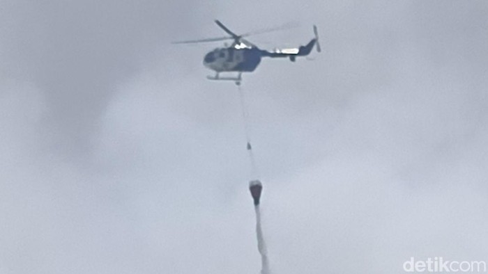 Helikopter polisi melakukan pemadaman kebakaran di TPA Putri Cempo, Kecamatan Jebres, Kota Solo, Jumat (4/9/2026).