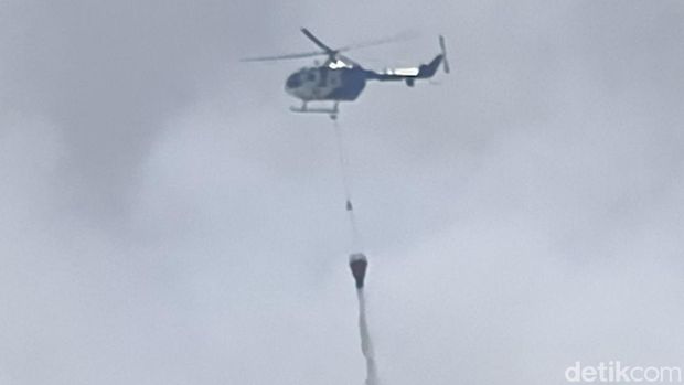 Helikopter polisi melakukan pemadaman kebakaran di TPA Putri Cempo, Kecamatan Jebres, Kota Solo, Jumat (4/9/2026).