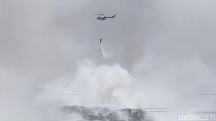 Helikopter polisi melakukan water bombing di kebakaran TPA Putri Cempo, Solo, Jumat (4/9/2026).