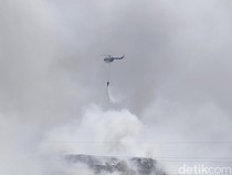 Penampakan Helikopter Polisi Hilir Mudik Padamkan Kebakaran TPA Putri Cempo