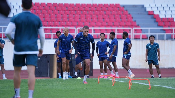 Skuad Java United FC saat menjalani sesi latihan di Stadion Jatidiri Semarang.