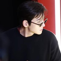 Global ambassador Tom Ford itu menampilkan karismanya bersanding dengan deretan aktor-aktris Cina ternama Li Yunrui, Xu Ruohan, hingga Nazha alias Gulzener Bextiyar. Foto: Instagram