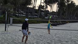 Jin Goo Asyik Main Golf dan Nikmati Sore Pantai di Pulau Bintan