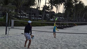 Jin Goo menikmati sore di pinggir pantai sambil melihat pengunjung lainnya bermain voli pantai. Foto: Instagram @ actor_jingoo