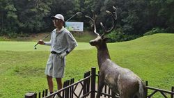 Jin Goo Asyik Main Golf dan Nikmati Sore Pantai di Pulau Bintan