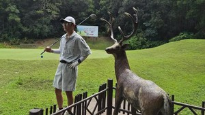 Istirahat. Golf, berenang, makanan enak. Liburan seru dengan tingkat kepuasan 100 persen. Kamu yang sudah bekerja keras! Pergilah berlibur, tulis bintang seroial Descendants of the Sun itu. Foto: Instagram @ actor_jingoo
