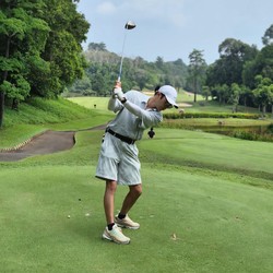 Jin Goo Asyik Main Golf dan Nikmati Sore Pantai di Pulau Bintan