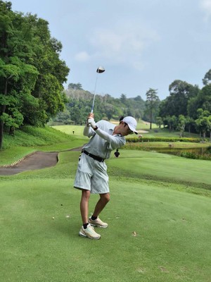 Jin Goo Asyik Main Golf dan Nikmati Sore Pantai di Pulau Bintan