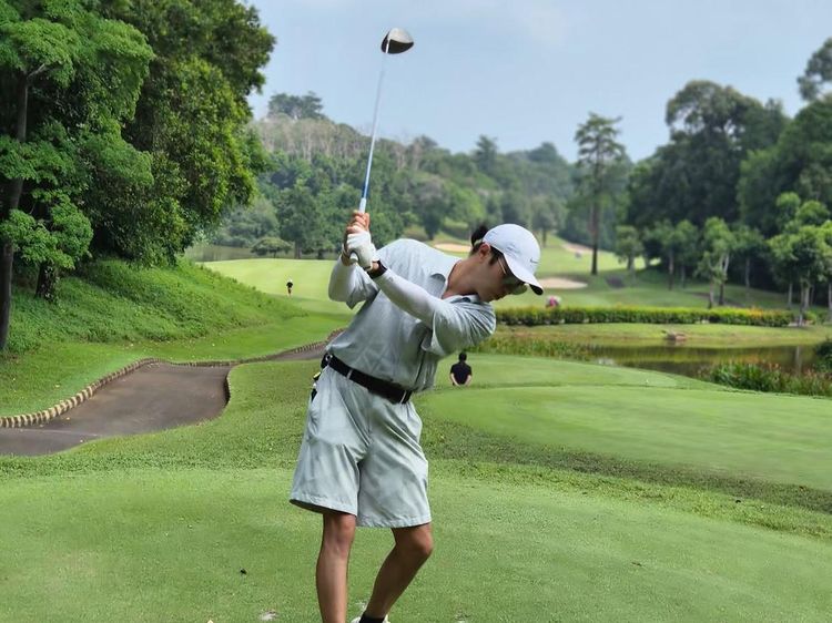 Jin Goo Asyik Main Golf dan Nikmati Sore Pantai di Pulau Bintan