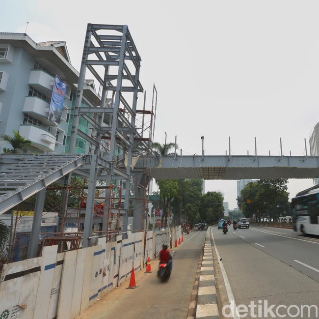 JPO Pejaten Mulai Dibangun, Dilengkapi Lift untuk Lansia dan Disabilitas