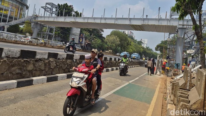 Pembangunan jembatan penyeberangan orang (JPO) Pejaten di Jalan Warung Jati Barat, Pasar Minggu, Jakarta Selatan, terus dikerjakan. Proyek ini ditujukan untuk memperkuat konektivitas pejalan kaki di kawasan tersebut.