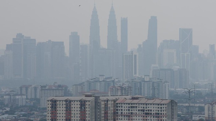 Kabut asap menyelimuti area Kuala Lumpur, ibu kota Malaysia (REUTERS/Hasnoor Hussain)