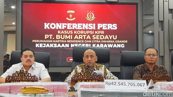 Kajari Karawang Dedy Irwan Virantama saat memamerkan uang puluhan miliar hasil sitaan korupsi KPR BTN di Karawang