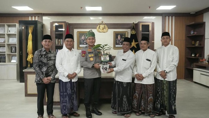 Kapolda Riau Irjen Herry Heryawan menerima audiensi dari Jaringan Kiai dan Santri Nusantara (JKSn) Wilayah Riau, Jumat (4/9/2026).