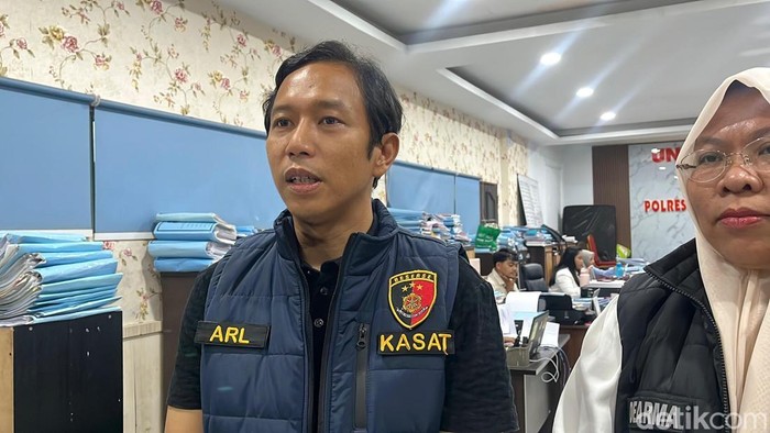 Kasat Reskrim Polrestabes Medan AKBP Adrian Lubis saat diwawancarai.