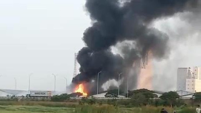 Gudang PT Wings Surya di Driyorejo, Gresik terbakar hebat