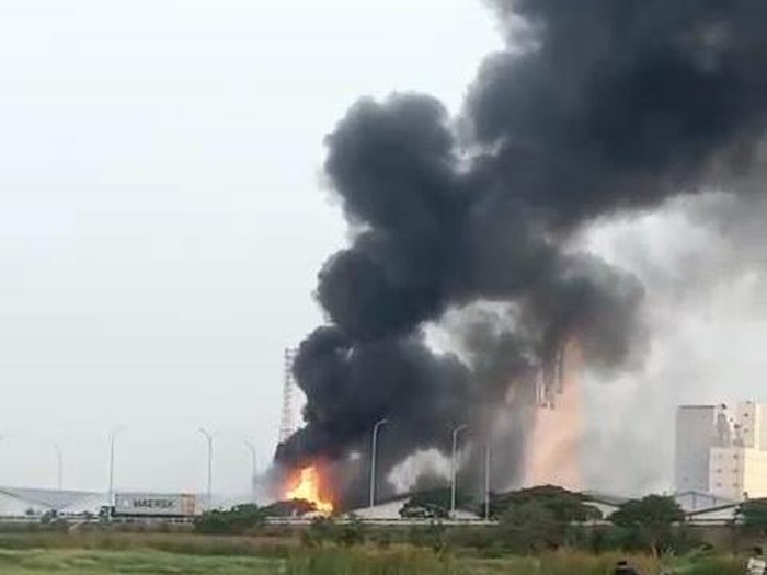 Gudang PT Wings Surya di Driyorejo, Gresik terbakar hebat