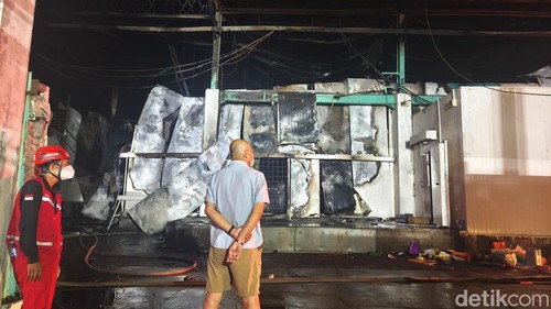 Kebakaran Gudang Penyimpanan Ikan di Kawasan Pelabuhan Benoa, Kamis (3/9/2026) (Putu Yonata/detikBali)
