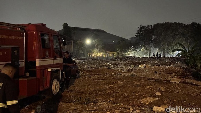 Kebakaran sampah di Pisangan Tangsel padam. (Adhfar/detikcom)