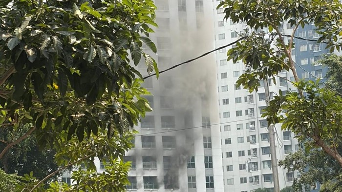 Kebakaran terjadi di apartemen kawasan Tanah Abang, Jakpus. Petugas damkar berjibaku memadamkan api dan mengevakuasi penghuni apartemen. (Dok. Damkar DKI)