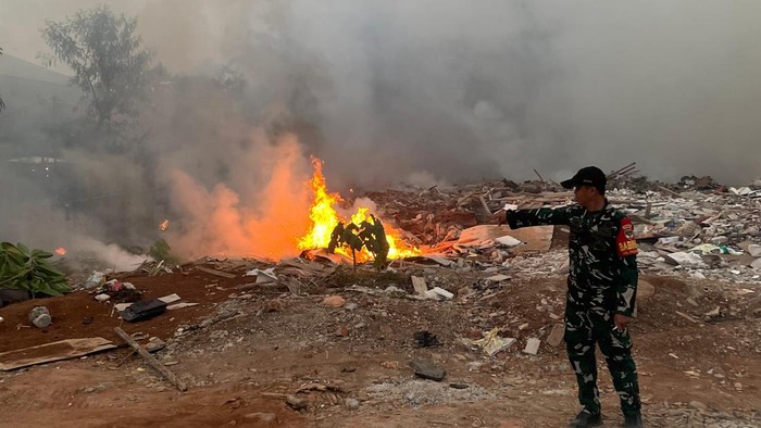 Kebakaran tumpukan sampah di Pisangan, Tangerang Selatan