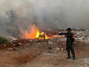 Sempat Padam, Api Kebakaran Sampah di Pisangan Tangsel Nyala Lagi