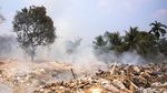 Kebakaran Tumpukan Sampah, Petugas Berjuang Padamkan Api