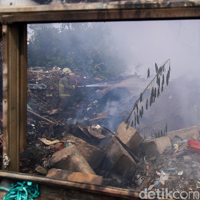 Kebakaran Tumpukan Sampah, Petugas Berjuang Padamkan Api