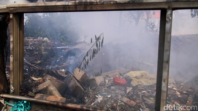 Kebakaran Tumpukan Sampah, Petugas Berjuang Padamkan Api