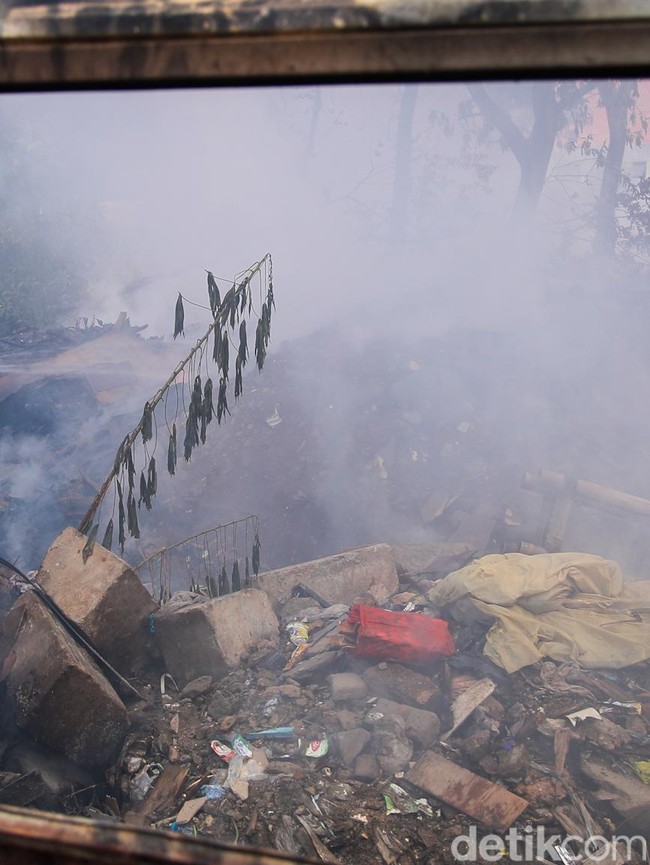Kebakaran Tumpukan Sampah, Petugas Berjuang Padamkan Api