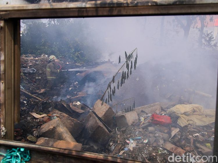 Kebakaran Tumpukan Sampah, Petugas Berjuang Padamkan Api