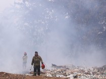 Siswa SMK Dipulangkan Imbas Asap Kebakaran Sampah di Pisangan Tangsel