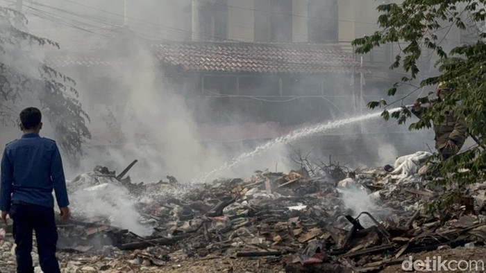 Kebakaran tumpukan sampah terjadi di kawasan Pisangan, Ciputat Timur, Tangerang Selatan (Tangsel). Api masih berkobar di lokasi kebakaran. (Adhfar/detikcom).