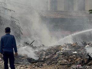 Sudah 24 Jam Lebih, Kebakaran Sampah di Pisangan Tangsel Belum Padam