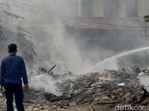Api Kembali Muncul di TKP Kebakaran Sampah Pisangan, Asap Mengepul