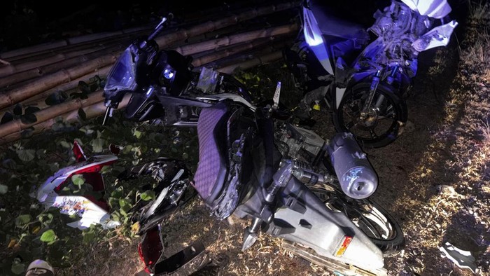 Kecelakaan beruntun di Jalan Trans Sulawesi melibatkan tiga sepeda motor, mengakibatkan dua pelajar tewas dan dua lainnya luka berat.