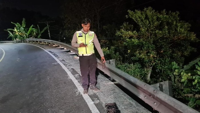 Lokasi kecelakaan pemotor jatuh ke jurang di Jalan Jogja-Wonosari, Patuk, Gunungkidul, Kamis (3/9/2026) malam.