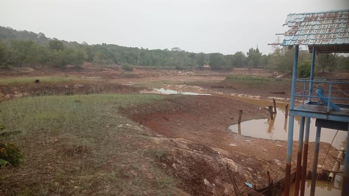Kondisi Waduk Tempan di Kecamatan Kundur, Kabupaten Karimun, yang mengalami kekeringan parah