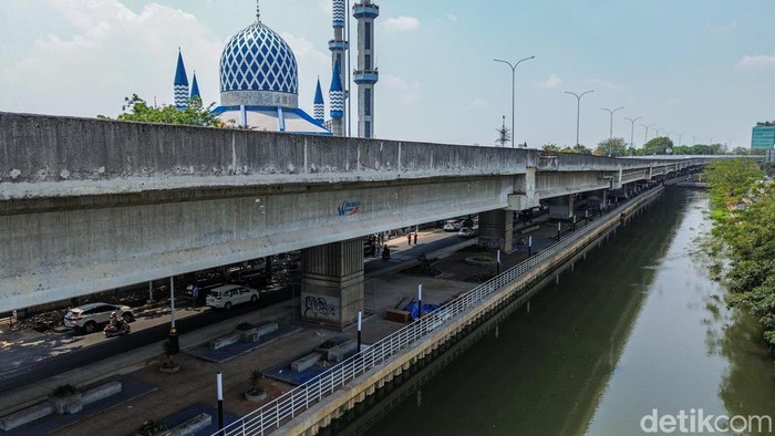 Proyek penataan dan revitalisasi Wisata Air Kalimalang di Bekasi kembali mengalami penundaan target penyelesaian. Kawasan yang direncanakan menjadi ruang terbuka hijau sekaligus destinasi wisata keluarga tersebut belum dapat dinikmati masyarakat secara optimal.