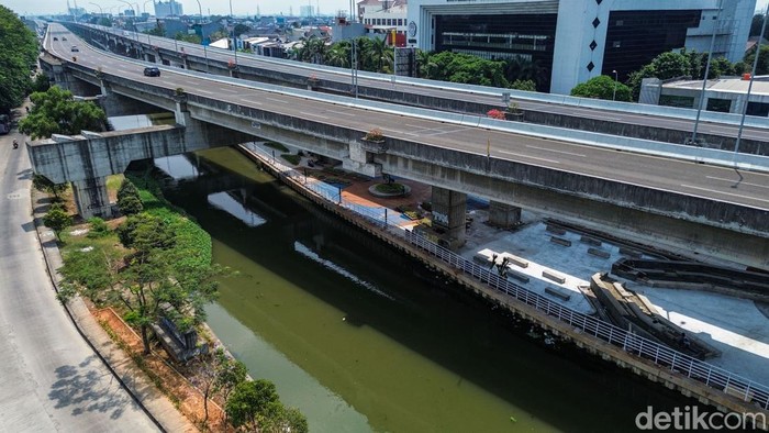 Proyek penataan dan revitalisasi Wisata Air Kalimalang di Bekasi kembali mengalami penundaan target penyelesaian. Kawasan yang direncanakan menjadi ruang terbuka hijau sekaligus destinasi wisata keluarga tersebut belum dapat dinikmati masyarakat secara optimal.