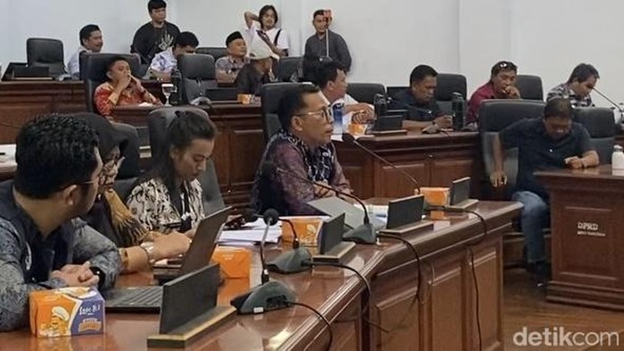 Kepala KPPG Kendari, Mulyadi saat RDP di DPRD Tana Toraja terkait kasus dugaan keracunan MBG.