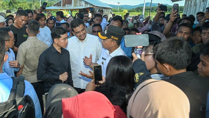 Keterangan foto: Wapres Gibran Rakabuming bersama Gubsu Bobby Nasution dan Bupati Tapsel Gus Irawan meninjau Huntara (Dok. Diskominfo Sumut)