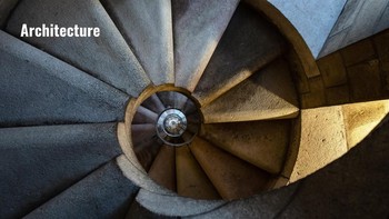 Tangga spiral di Sagrada Familia, Barcelona, Spanyol. Bentuk spiral tangga ini mengingatkan pada cangkang Nautilus. Pola spiral memang banyak ditemukan di alam dan menghasilkan geometri yang memesona saat diterapkan pada arsitektur. Foto: Instagram/@juli.yet
