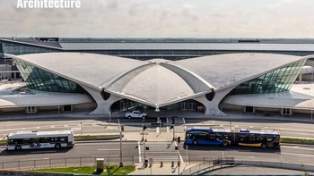 Seperti burung yang sedang mengepakkan sayap. Bentuk atap terminal TWA Flight Center di Bandara JFK, New York, mengingatkan pada burung yang membentangkan sayapnya. Desain ikonik ini merupakan karya arsitek Eero Saarinen. Foto: Instagram/@juli.yet
