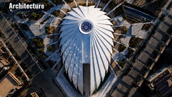 UAE Pavilion, Dubai, Uni Emirat Arab. Atap bangunan ini tersusun dari elemen-elemen yang menyerupai bulu dan sayap burung. Inspirasinya dikaitkan dengan elang, burung yang memiliki hubungan kuat dengan identitas dan budaya Uni Emirat Arab. Foto: Instagram/@juli.yet