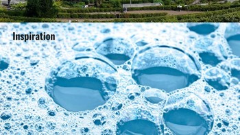 Eden Project, Cornwall, Inggris. Kompleks ini terdiri dari kubah-kubah geodesik transparan yang jika dilihat dari kejauhan menyerupai kumpulan gelembung raksasa. Di dalamnya terdapat bioma yang menampung ribuan jenis tanaman dari berbagai kawasan dunia. Foto: Instagram/@juli.yet