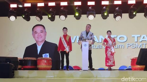 Ketua Umum PSMTI Pusat Wilianto Tanta dalam membawakan sambutan di pembukaan Munas VIII PSMTI. Ketua Umum PSMTI Pusat Wilianto Tanta dalam membawakan sambutan di pembukaan Munas VIII PSMTI.