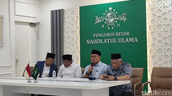 KH Salahuddin Al Ayyubi (baju biru) dalam acara konferensi pers di Kantor PBNU, Jakarta Pusat, Kamis (3/9/2026).
