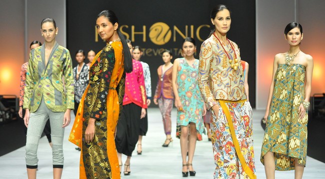 Fashunica label fashion yang didirikan oleh Mulia Jayaputri dan desainer Jepang Steven Tach pada 2015.