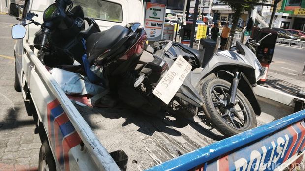 Kondisi pohon tumbang timpa dua motor di Jalan Pandanaran, Semarang Tengah, Kota Semarang, Jumat (4/9). Kondisi pohon tumbang timpa dua motor di Jalan Pandanaran, Semarang Tengah, Kota Semarang, Jumat (4/9).
